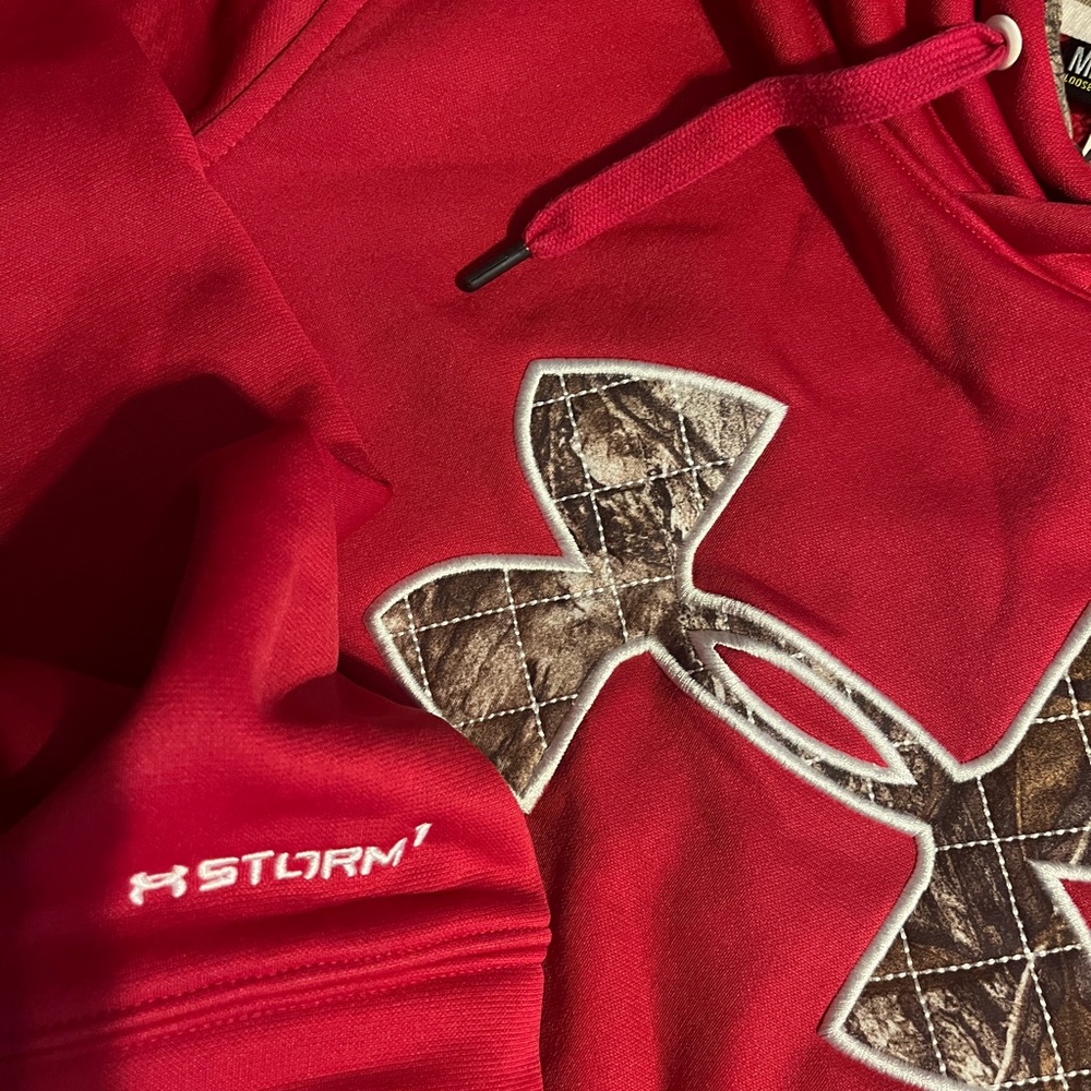 UNDER ARMOUR
The sweatshirt is Medium/Loose